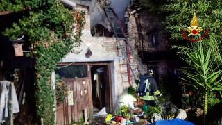 Incendio in un casolare a Mogliano, due persone in salvo