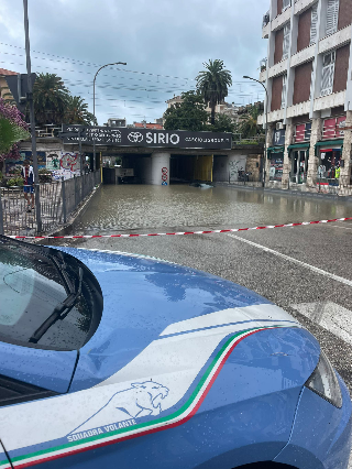 San Benedetto - Donna intrappolata in auto salvata dai sub, continua l’allerta gialla