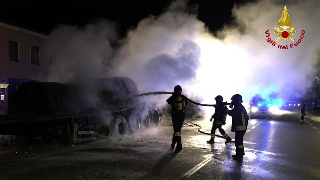 Tre autoarticolati a fuoco nella notte all’interporto di Jesi