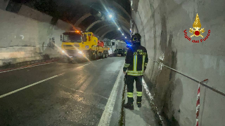 Tir ribaltato in galleria a Grottammare: riaperta A14, ancora code di 8 km in direzione sud