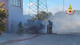 Cartoceto - Auto elettrica in fiamme: intervengono i vigili del fuoco