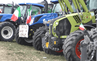 Pesaro - Protesta dei trattori, ultimo giorno di mobilitazione nell’area davanti al casello