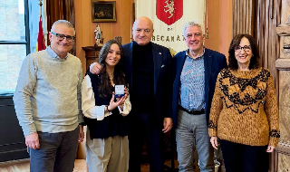 Recanati - Salvò una donna sul bus con manovre salvavita, studentessa premiata in Comune