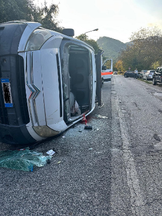 Acquasanta Terme - Furgone si ribalta sulla vecchia Salaria: conducente elitrasportato in codice rosso ad Ancona