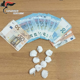 Urbino - Droga nascosta in un mattone del sottotetto, arrestato dai carabinieri