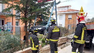 Ancona - Il freno non tiene e l’auto finisce in giardino