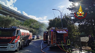 Ascoli  - A fuoco deposito di vernici all’uscita della superstrada, crollato il tetto