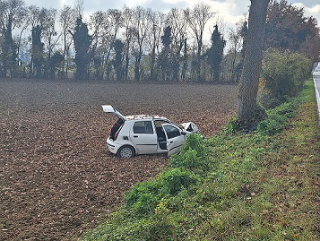 Ostra Vetere - Auto contro albero, morto il conducente