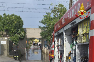 Maltempo nel fermano, auto sottacqua nel sottopasso e una ribaltata