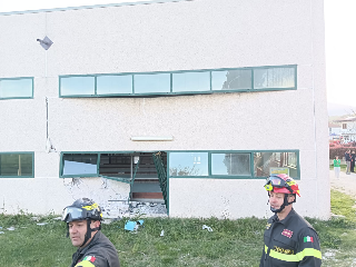 Campli - Camion si sfrena e finisce contro bocciodromo