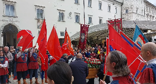 Ascoli Piceno - Tamburi e chiarine per l’addio ad Andrea Ferretti