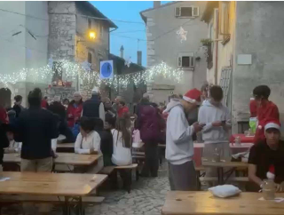 A Terranera temperature "polari" ed è subito cena di Natale con luminarie e albero in piazza