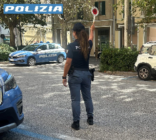 Ancona - Blitz della polizia ai quartieri Piano ed Archi, controllate 130 persone