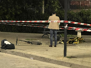 Tolentino, uccisa a coltellate in un parco davanti ai passanti