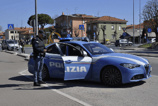 Pesaro - Tenta una rapina poi aggredisce un uomo in stazione con un tubo di ferro, arrestato 19enne