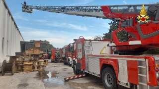 Ripatransone - Va a fuoco azienda di cavi d’acciaio, vigili del fuoco a Cabbiano