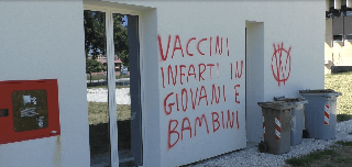 Pesaro - Imbrattate le pareti della scuola Pirandello con scritte no-vax e deliranti