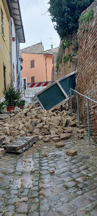 Crollate le antiche mura, tragedia sfiorata a San Costanzo