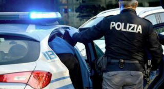 Ancona – Scappa all’alt dei poliziotti, bloccato e denunciato