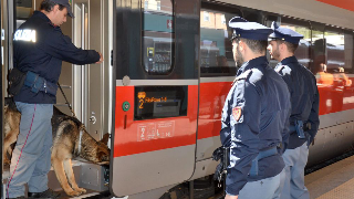 Evaso dai domiciliari crea scompiglio in treno, bloccato alla stazione di San Benedetto