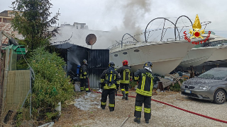 Barca a fuoco in un cantiere, paura a Civitanova Marche