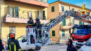 Recanati - Uomo sul tetto minaccia di buttarsi, i vigili del fuoco lo salvano