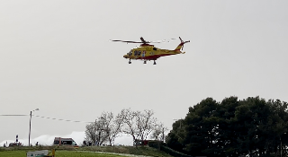 Schianto tra scooter e furgone, gamba bloccata sotto il mezzo: atterra l’eliambulanza