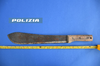 Lido Tre Archi - Machete nel parco giochi e droga nel muro: polizia in azione