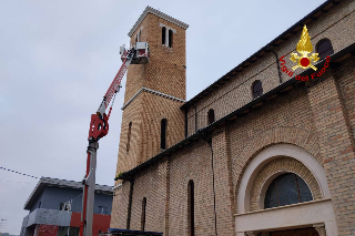 Monteprandone - Piovono mattoni dal campanile, in azione i vigili del fuoco