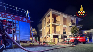 Matelica - Fiamme e fumo in camera da letto di una coppia, abitazione non fruibile