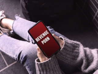Violentano una 12enne e postano video su WhatsApp: indagati un 18enne e un 14enne