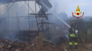 Pesaro - Incendio in un capanno agricolo a Villa Fastiggi
