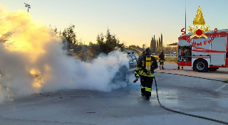 Osimo - Auto a GPL in fiamme: intervento dei Vigili del Fuoco