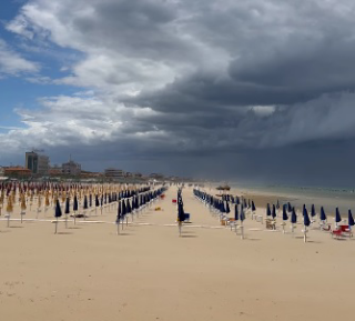 Maltempo, forti venti nel pesarese e nube a mensola a Senigallia