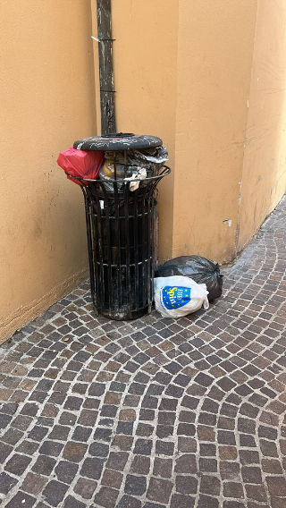 San Benedetto del Tronto - Cestino stracolmo in via Laberinto: i residenti chiedono interventi più frequenti