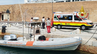 Ancona - Soccorsa donna bloccata su uno scoglio al Passetto