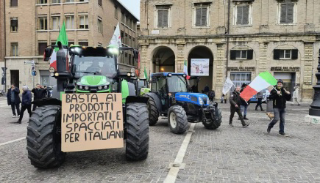 Pesaro - La protesta dei trattori è arrivata in piazza del Popolo