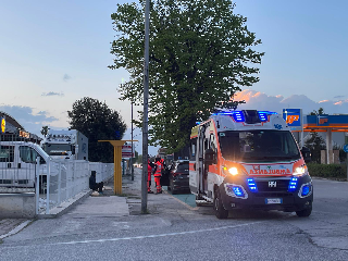 Cade dalle scale mentre lavora, si frattura sei costole: 54enne in ospedale