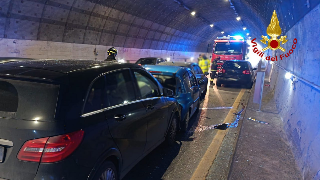Ancona - Carambola in galleria con quattro auto: ferito estratto dalle lamiere