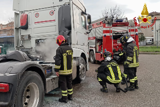 Chiaravalle - Principio d’incendio su un autocarro carico di gpl, intervento dei vigili del fuoco