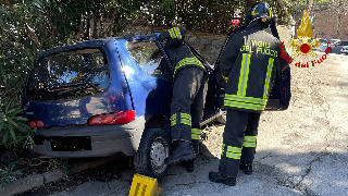 Ancona - Incidente in via Isonzo, intervento dei vigili del fuoco