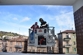 Fermo - I Vigili del fuoco volano dai piccoli pazienti del “Murri”