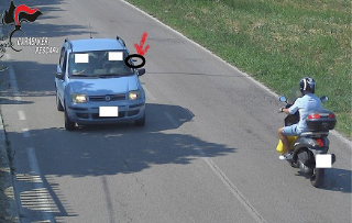 Sparano ai passanti con pistola ad aria compresssa, presi due giovani