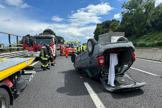 Auto si ribalta in A14, soccorsi un bimbo e la donna: code e disagi