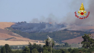 Staffolo - Incendio in un campo di grano: al lavoro vigili del fuoco e un elicottero
