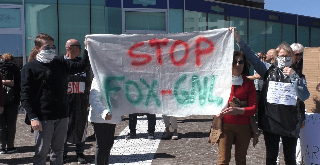Pesaro - Gnl alla Fox, in 100 protestano tra sacchi neri e mascherine