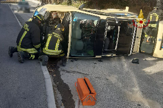 Incidente ad Urbania, tre persone estratte dalle lamiere dai vigili del fuoco