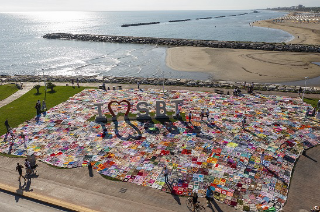 Le coperte colorate di Viva Vittoria arrivano a Castignano per dire no alla violenza sulle donne