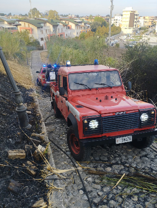 Giulianova - Incendio a ridosso del centro abitato: in fiamme quattro ettari