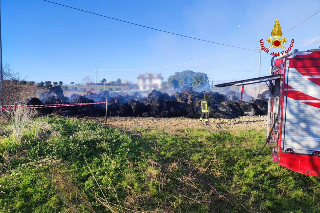 Cupra Marittima, 200 rotoballe a fuoco: vigili del fuoco sul posto